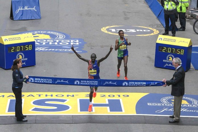 Lawrence Cherono se defiende de Lelisa Desisa para ganar el título de maratón de Boston