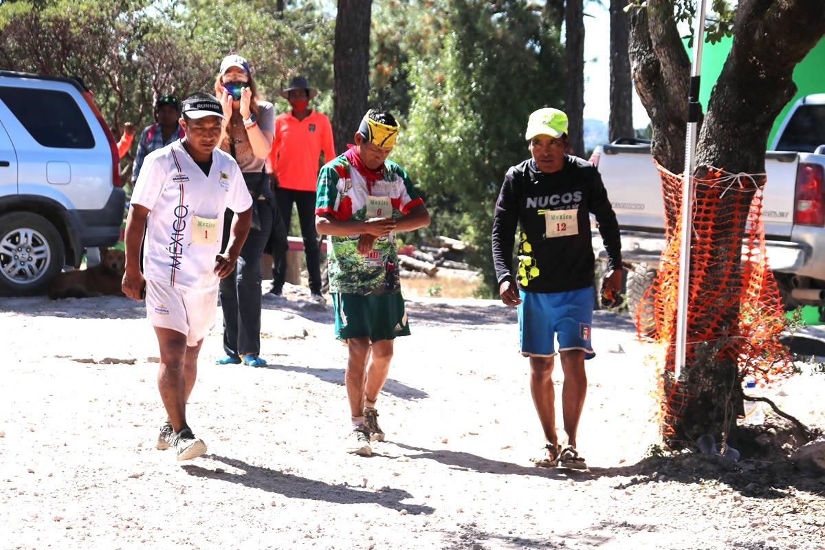 Tarahumaras corren 428 kilómetros en el Big Dog´s Backyard Ultra 2020