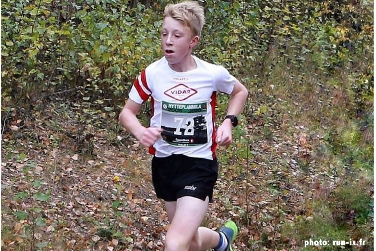 Con 13 años el Noruego Sondre Strande corrió los 10k en 32:36 a 2:57 el primer km