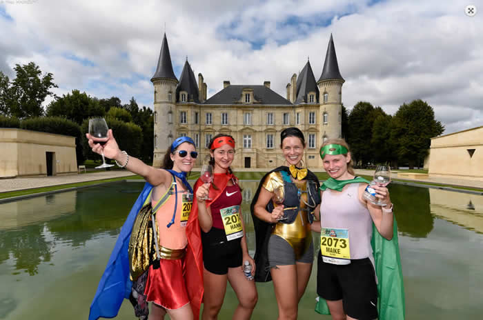 Maratón du Médoc con hidratación de 20 clases de vinos y quesos, dulces, embutidos, carnes asadas & helados.