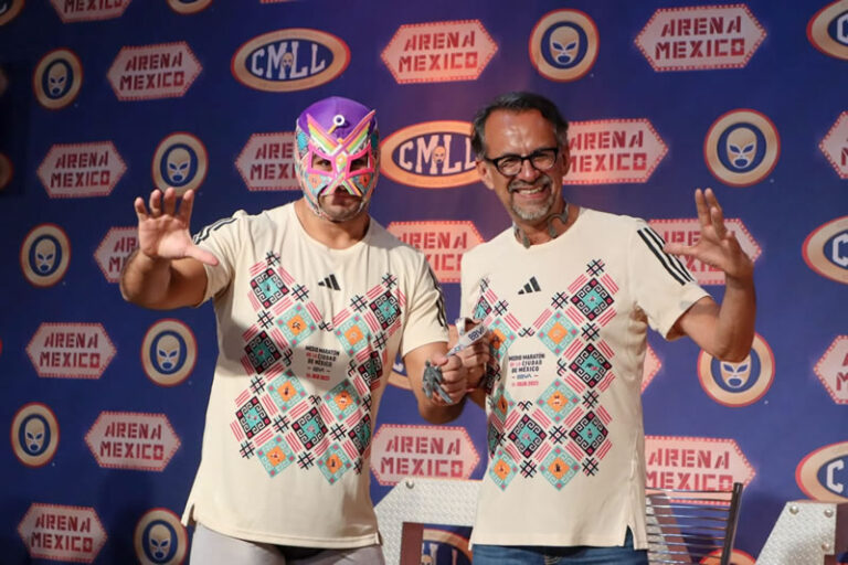 Presentan playera y medalla del Medio Maratón de la Ciudad de México en la Arena México